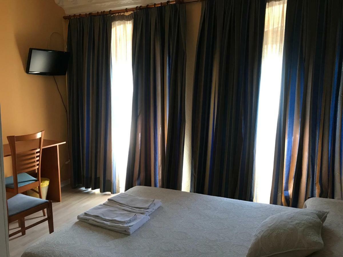 Hostal Trevinca Madrid Eksteriør billede